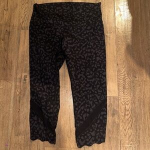 Size 10 black camo LULULEMON capri leggings